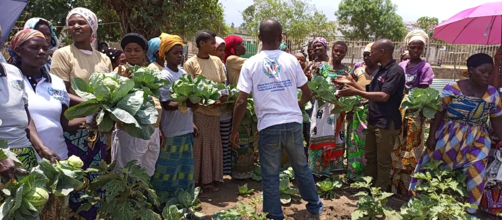 Distribution des légumes aux femmes enceintes et allaitantes dans le village de Bwegera